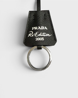 NEWSEDのPRADA Re-Edition 2005ロゴ入りブラックレザーキーリング