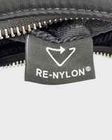 NEWSEDのPRADA Re-Edition 2005バッグの内側にある黒いRe-Nylonタグとファスナー