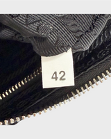 NEWSEDで販売中のプラダ Re-Edition 2005 Re-Nylonバッグの内側タグ、数字の42が印字された白いタグ