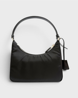 NEWSEDのPRADA Re-Edition 2005 Re-Nylonブラックハンドバッグ。トライアングルロゴとキーリング付きの洗練されたデザイン