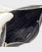 NEWSEDが販売するPRADA Re-Edition 2005 Re-Nylonバッグの内部。ロゴ入りライニングとファスナーポケットが見える。