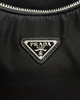 NEWSEDのPRADA Re-Edition 2005 Re-Nylonバッグに施されたアイコニックなブラックのトライアングルロゴプレート