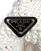 NEWSEDのPRADAホワイトクロシェトートバッグ。フロントにアイコニックなブラックのトライアングルロゴプレートがあしらわれたレーヨン素材の編み込みデザイン。