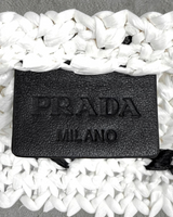 NEWSEDのPRADAクロシェトートバッグ、ホワイトのレーヨン編み地にブラックのレザーロゴパッチが映えるデザイン