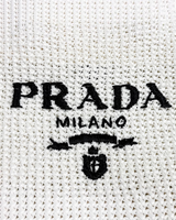 NEWSEDのPRADAホワイトクロシェトートバッグ。黒い刺繍のブランドロゴが施されたレーヨン素材の編み込みデザイン。