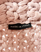 NEWSEDのPRADAスモールクロシェトートバッグのピンク色のラフィア素材の編み目とMADE IN ITALYタグ