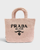 NEWSEDのPRADAピンクのラフィア製クロシェトートバッグ。フロントに黒い刺繍のトライアングルロゴ入り。
