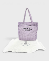 NEWSEDのPRADAパープルラフィアクロシェトートバッグ。フロントにトライアングルロゴが施された軽量な編み込みデザイン。