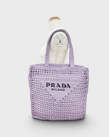 NEWSEDのPRADAパープルラフィアクロシェトートバッグ。フロントにアイコニックなトライアングルロゴ刺繍入り。