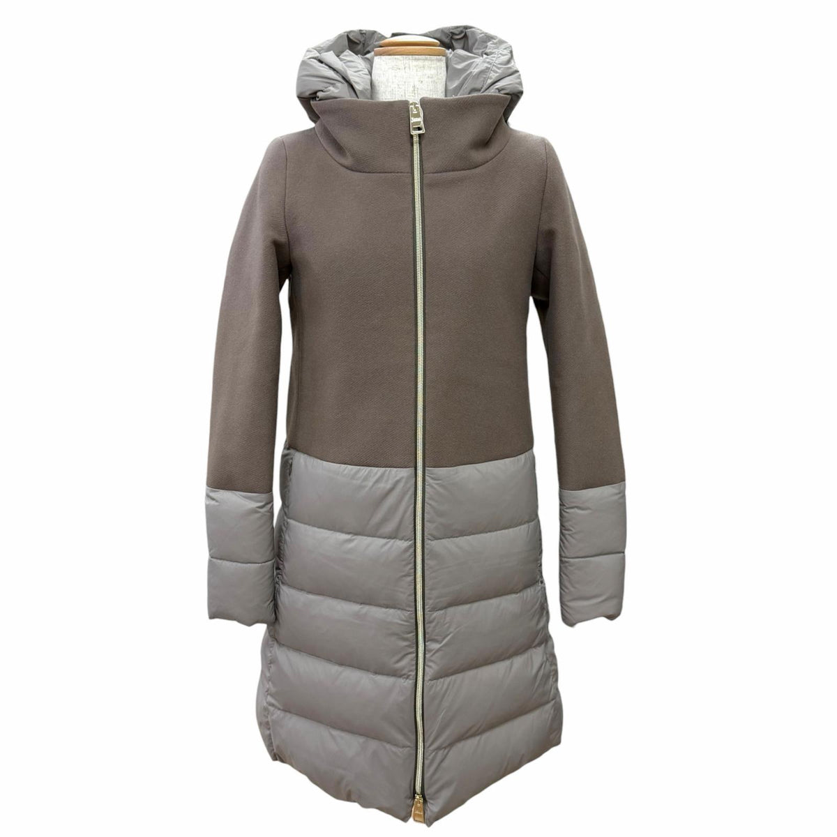 ヘルノ DIAGONAL WOOL AND NUAGE PARKA ロゴプレート ウール切替 フード付き ダウンコート ブラウン系 IT 38 レディース