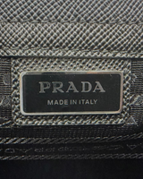 NEWSEDで販売中のPRADAサフィアーノレザー製トートバッグの内側にあるブランドロゴプレート