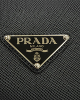NEWSEDのPRADAサフィアーノレザー製トートバッグに施されたアイコニックなブラックのトライアングルロゴプレート