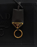 NEWSEDのPRADAジャルディニエール・カナパのブラックコットンキャンバス地に映えるゴールドロゴ入りレザークロシェット