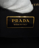 NEWSEDのPRADAジャルディニエールバッグ内側にあるゴールドのロゴプレート