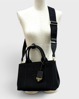 NEWSEDのPRADAジャルディニエール スモールトートバッグ。ブラックのコットンキャンバス地にロゴ刺繍と牛革のアクセントが施された2WAY仕様。