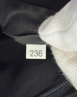 NEWSEDのPRADAクラッチバッグ内部にある「236」と印字された白いタグのクローズアップ