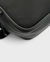 NEWSEDのPRADAブラックナイロン製セカンドバッグの角部分のクローズアップ