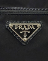 NEWSEDのPRADAブラックナイロン製セカンドバッグ。アイコニックなトライアングルロゴプレートが特徴。