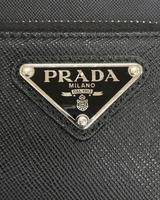 NEWSEDのPRADAサフィアーノレザー製スマートフォンケースにあしらわれたアイコニックなトライアングルロゴ