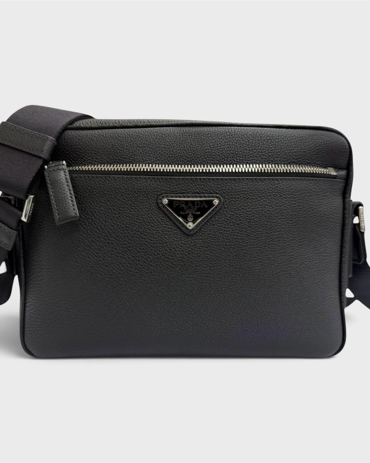 NEWSEDのPRADAブラックレザー製トライアングルロゴ付きクロスボディバッグ