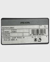 NEWSEDが販売するPRADAのクロスボディバッグの製品タグ。モデル名やカラーNERO、素材VITELLOが記載された公式タグ。