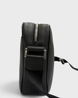 NEWSEDのPRADAブラックレザー製クロスボディバッグ。サイドから見たファスナー開閉式のメンズショルダーバッグ。