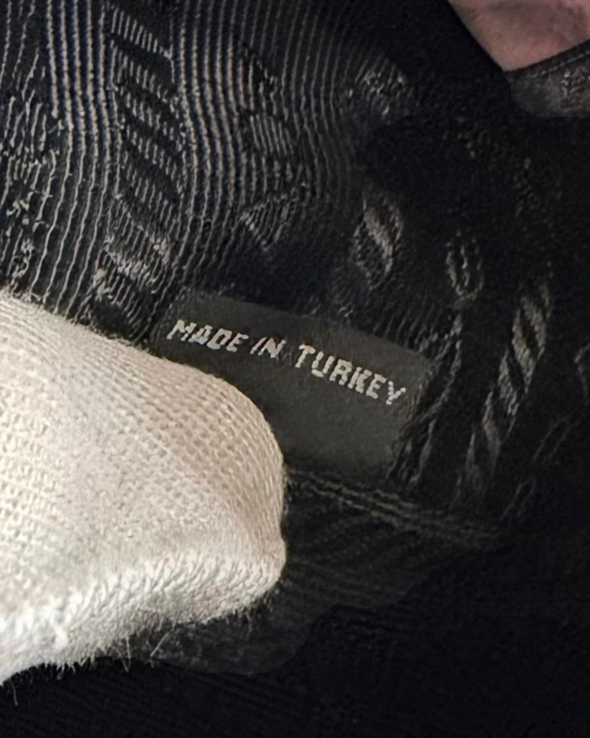 NEWSEDのPRADAクロスボディバッグの内側にあるMADE IN TURKEYと記されたタグ