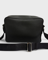 NEWSEDのPRADAブラックレザー製クロスボディバッグ。フロントにロゴが刻印されたストラップとファスナー開閉式。