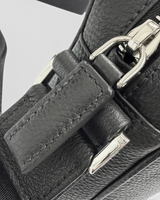 NEWSEDのPRADAブラックレザー製クロスボディバッグのファスナーと金具のクローズアップ