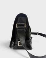 NEWSEDで販売中のPRADAブラックソフトルックスレザー製ショルダーバッグの側面、シルバー金具とフラップデザイン