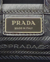 NEWSEDで販売中のPRADAのブラックレザーショルダーバッグ。ブランドロゴプレートが施された高級感あるデザイン。