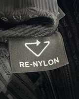 NEWSEDのPRADA Re-Nylonメッセンジャーバッグの内側にあるリサイクルナイロン素材を示すタグ