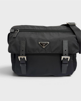 NEWSEDのPRADA Re-Nylonメッセンジャーバッグ。ブラックのリサイクルナイロン製でトライアングルロゴとバックルが特徴のメンズショルダーバッグ