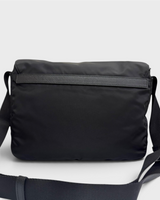 NEWSEDのPRADAブラックRe-Nylonメッセンジャーバッグ。耐久性のあるリサイクルナイロン素材を使用したフラップ付きショルダーバッグ。