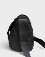 NEWSEDのPRADAブラックRe-Nylonメッセンジャーバッグ、サイドから見た耐久性のあるリサイクルナイロン素材のショルダーバッグ
