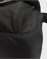 NEWSEDのPRADA Re-Nylon製ブラックメッセンジャーバッグの側面とストラップのクローズアップ