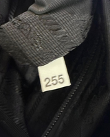 NEWSEDで販売中のPRADA Re-Nylonメッセンジャーバッグの内部タグ、数字の255が印字された白い品質タグ
