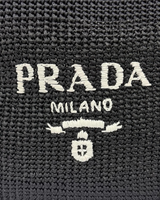 NEWSEDのPRADAブラックラフィア素材クロシェトートバッグ、フロントにホワイトの刺繍ロゴ入り