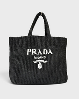 NEWSEDのPRADAブラックラフィア製クロシェトートバッグ、フロントにホワイトのロゴ刺繍入り