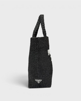 NEWSEDのPRADAブラックラフィア製クロシェトートバッグ、サイドから見たトライアングルロゴのディテール