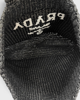 NEWSEDのPRADAブラックラフィアクロシェトートバッグ、フロントにホワイトのトライアングルロゴ刺繍入り