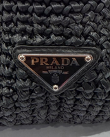 NEWSEDのPRADAブラックラフィア製クロシェトートバッグ、フロントにアイコニックなトライアングルロゴプレート付き
