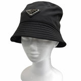 プラダ トライアングルロゴ 三角プレート Re-Nylon バケット ハット ブラック M メンズ