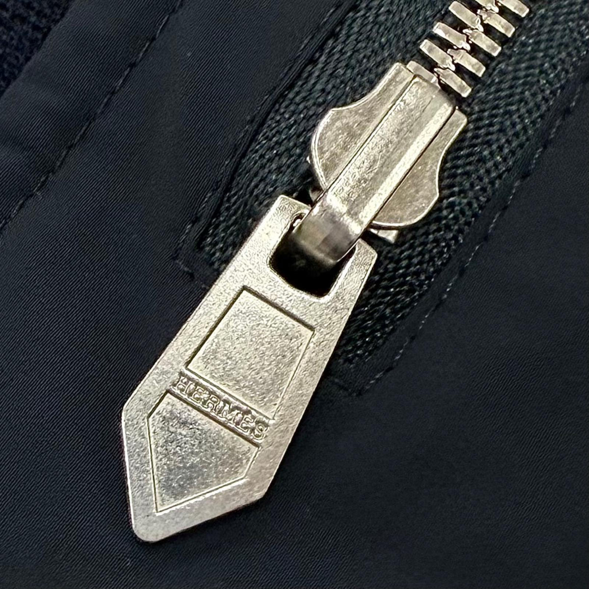 エルメス Just in Case Hロゴ刺繍 ジップポケット付き スカーフ/ストール マフラー ネイビー メンズ