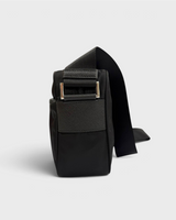 NEWSEDのPRADA Re-Nylonショルダーバッグ。ブラックのナイロン素材にレザーのディテールが施された側面からのショット。