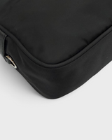 NEWSEDのPRADA Re-Nylon製ブラックショルダーバッグの角部分のクローズアップ