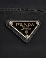 NEWSEDのPRADA Re-Nylonショルダーバッグ。ブラックのナイロン素材にアイコニックなトライアングルロゴプレートが施されたデザイン。