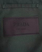 NEWSEDのPRADAメンズブルゾンジャケットのタグ。深みのあるグリーンのポリエステル混紡生地に縫い付けられたブランドロゴ。