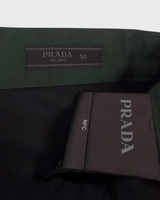 NEWSEDのPRADAメンズセットアップのタグとNFCラベルのクローズアップ