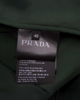 NEWSEDのPRADAメンズブルゾンジャケットのタグ。深みのあるグリーンの生地に縫い付けられたブランドロゴ入りタグ。
